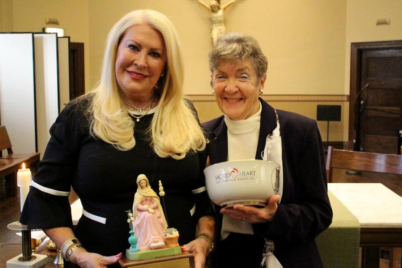 The recipient of the Sr. Catherine I. Seiker, RSCJ Award,Carol Rae Culliton-Metzger, PhD ASH'68, and Nancy Kehoe, RSCJ, PhD ASH’55